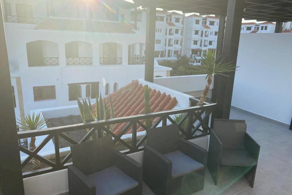 Appartement de 103m2 dans complexe balnéaire Lilac's garden Cabo Negro Esterno foto